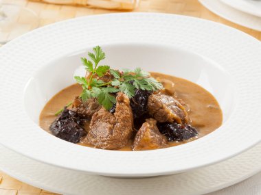 Erikli sığır eti güveci.