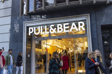 BARCELONA, İSPAN - 23 Kasım 2019: Turistler Barcelona 'daki Çek ve Ayı dükkanından alışveriş yapıyorlar.