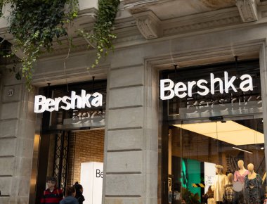 BARCELONA, İspanya - 23 Kasım 2019: Turistler Barselona 'daki Bershka mağazasından alışveriş yapıyorlar.