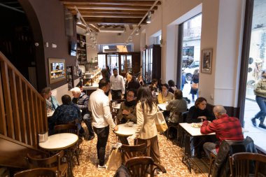 BARCELONA, İspanya - 23 Kasım 2019: Turistler Barcelona restoranlarında tipik İspanyol yemeklerini yiyorlar.