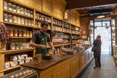 Barcelona, İspanya - 23 Kasım 2019: Geleneksel Barselona dükkanları güçlü bir turistik merkezdir. Casa Gispert geleneksel bir markettir..