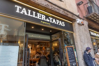 BARCELONA, İspanya - 23 Kasım 2019: Turistler Uzun Tapas 'ın ünlü İspanyol yemeklerinin tadını çıkarıyorlar.