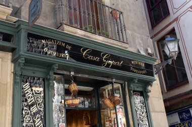 Barcelona, İspanya - 23 Kasım 2019: Geleneksel Barselona dükkanları güçlü bir turistik merkezdir. Casa Gispert geleneksel bir markettir..