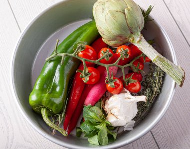 Taze İtalyan sebzeleri ve otlar: biberiye, kekik, enginar, domates, dolma biber, sarımsak, kuzu salatası ve turp..