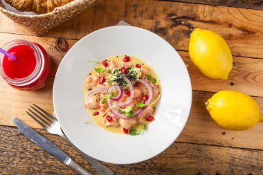 Peru yemeği. Portakal ve limonla marine edilmiş lezzetli bir balık yemeği..
