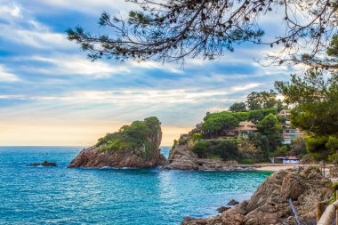 Costa Brava körfezi ve turkuaz suları olan plaj..