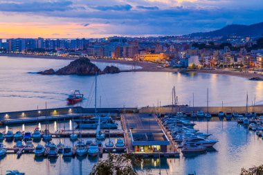 Costa Brava İspanya. Blanes sahil beldesinde gün batımı.
