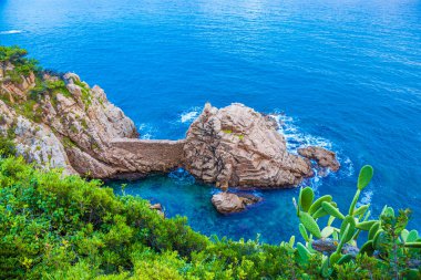 Costa Brava körfezi ve turkuaz suları olan plaj..