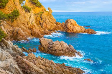 Costa Brava körfezi ve turkuaz suları olan plaj..