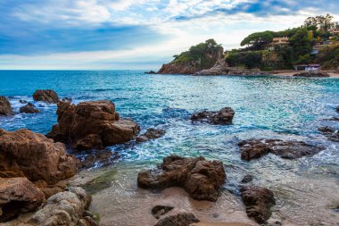 Costa Brava körfezi ve turkuaz suları olan plaj..