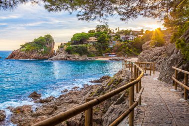 Costa Brava körfezi ve turkuaz suları olan plaj..