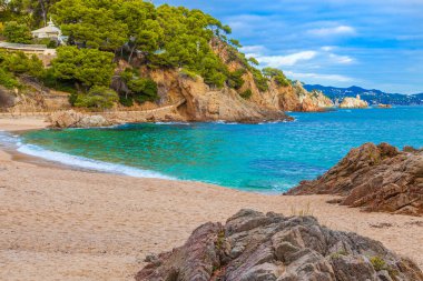 Costa Brava körfezi ve turkuaz suları olan plaj..
