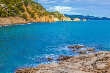 Costa Brava körfezi ve turkuaz suları olan plaj..