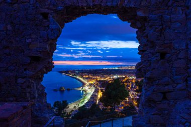 Costa Brava İspanya. Blanes sahil beldesinde gün batımı.