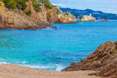 Costa Brava körfezi ve turkuaz suları olan plaj..