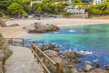 Costa Brava körfezi ve turkuaz suları olan plaj..
