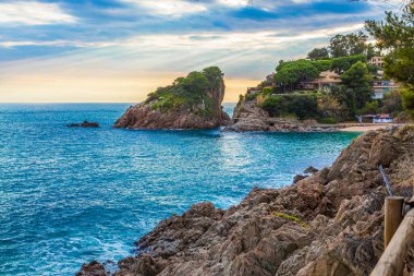 Costa Brava körfezi ve turkuaz suları olan plaj..