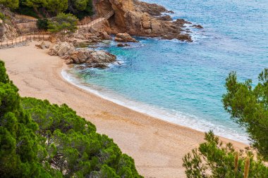 Costa Brava körfezi ve turkuaz suları olan plaj..