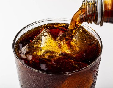 Buz gibi serinletici karbonatlı yaz içeceği. Bardakta buz parçaları var..