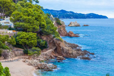 Costa Brava körfezi ve turkuaz suları olan plaj..