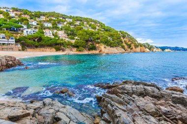 Costa Brava körfezi ve turkuaz suları olan plaj..