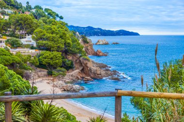 Costa Brava körfezi ve turkuaz suları olan plaj..