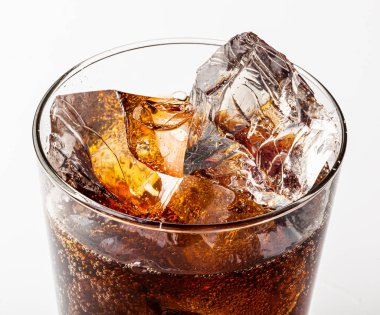 Buz gibi serinletici karbonatlı yaz içeceği. Bardakta buz parçaları var..