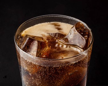 Buz gibi serinletici karbonatlı yaz içeceği. Bardakta buz parçaları var..