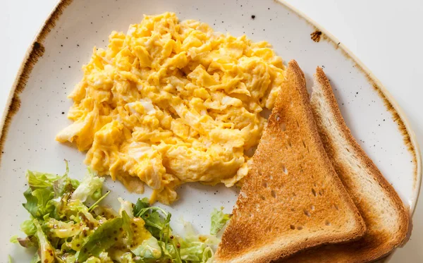 Çırpılmış Yumurta Kızarmış Ekmek Salata — Stok fotoğraf