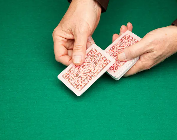 Bir deste kağıt dağıtan ellerin yakın çekimi