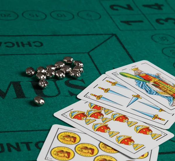 Güverte, paspas ve jetonlu mus ismindeki İspanyol kart oyunu için ayarlama.