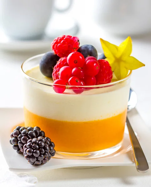 Käsekuchen Mousse Dessert Mit Früchten Glas — Stockfoto