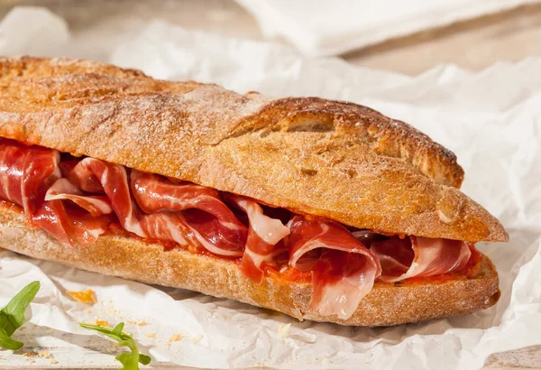 Хрустящий Сэндвич Испанской Ветчиной — стоковое фото