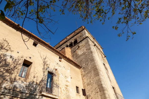 14. yüzyılda inşa edilen Sant Jeroni de la Murtra Manastırı, Katolik hükümdarlarının Kristof Kolomb 'u Amerika' ya ilk seyahatinden sonra kabul ettikleri yer..