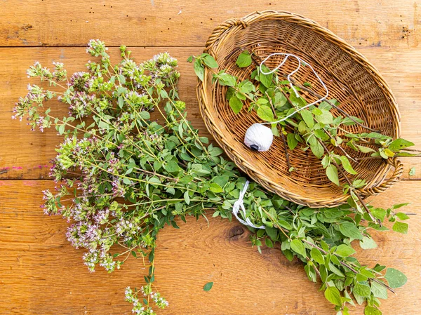 Tahta bir masada yeni toplanmış bir grup yabani keklik otu..