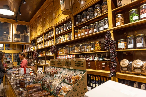 Barcelona, İspanya - 23 Kasım 2019: Geleneksel Barselona dükkanları güçlü bir turistik merkezdir. Casa Gispert geleneksel bir markettir..