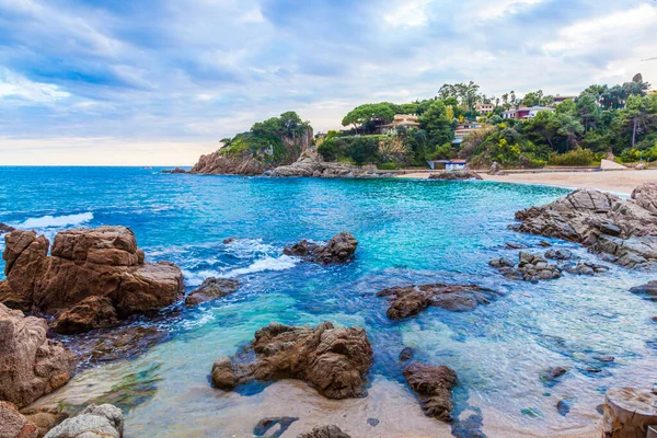 Costa Brava körfezi ve turkuaz suları olan plaj..