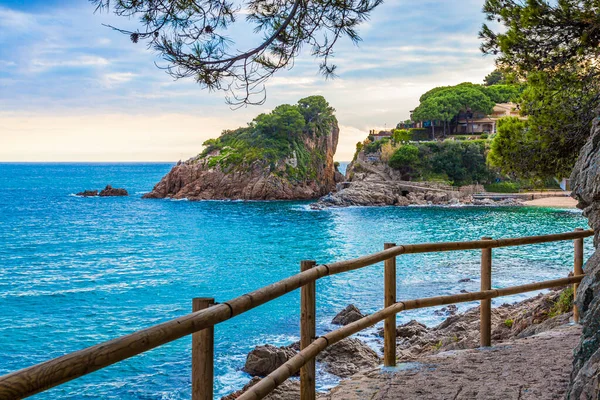 Costa Brava körfezi ve turkuaz suları olan plaj..