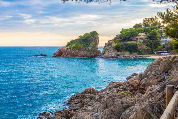 Costa Brava körfezi ve turkuaz suları olan plaj..