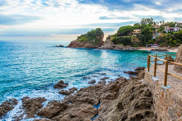 Costa Brava körfezi ve turkuaz suları olan plaj..