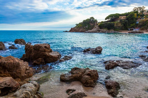 Costa Brava körfezi ve turkuaz suları olan plaj..