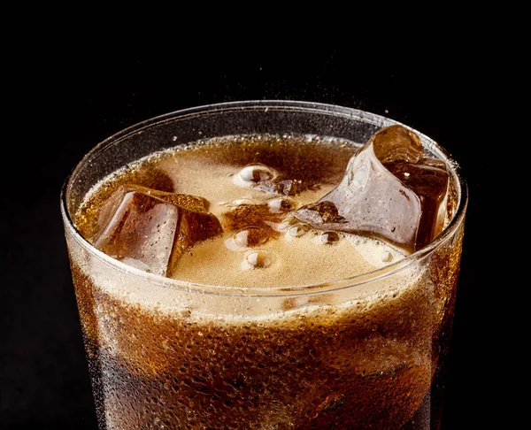 Buz gibi serinletici karbonatlı yaz içeceği. Bardakta buz parçaları var..