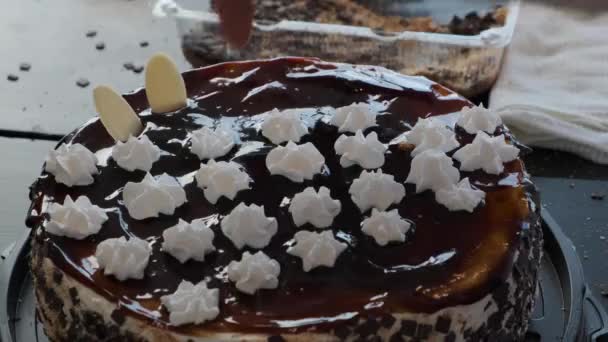 Een close-up van een stuk taart bedekt met chocolade — Stockvideo