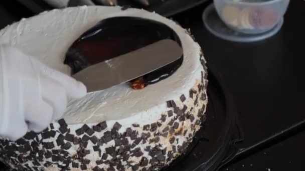 Una torta al cioccolato seduta su un tavolo — Video Stock