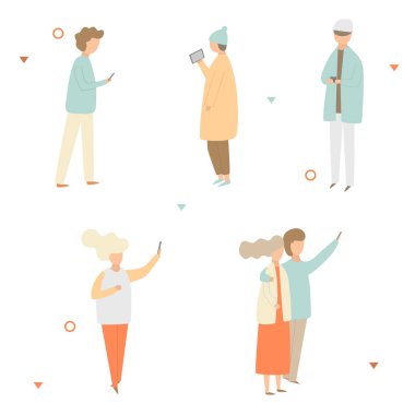 İnsanlar akıllı telefonlar alarak fotoğraf ile ayarla video izlerken, iletişim manifatura