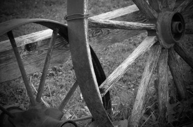 Yatay Arkaplanda Çimenli Siyah & Beyaz Antika Ahşap Vagon Tekerlekleri