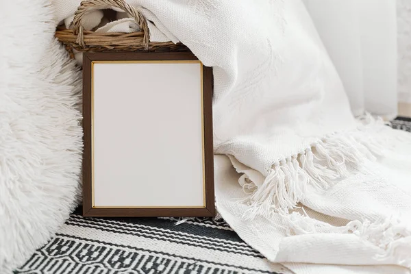 Λευκό φως εσωτερικό κλείσιμο με λευκή χνουδωτή κουβέρτα, bastet και — Φωτογραφία Αρχείου