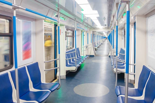 Basit perspektif hatları ile ışık iç içinde mavi koltuklar ile Araba tren metro.