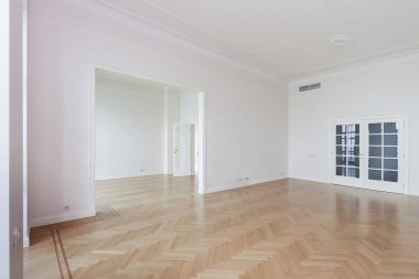 Badanalı yüzen ile boş oda laminat döşemeler ve yeni boyalı beyaz duvar arka planda