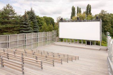 Açık park açık hava boş sinema beyaz projeksiyon ekran ve ahşap koltuklar ve adımlar ile - tonda görüntü